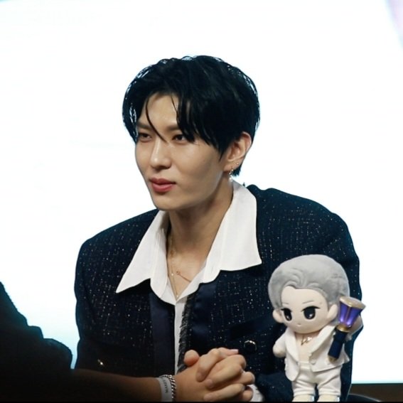 somsom_vixx's tweet photo. [긴급솜보] 솜빅 얼굴에 구멍나
지난 27일 밤 8시 40분 경 🌟시에 사는 솜모씨가 가수 레오의 팬사인회에서 얼굴에 구멍이 나는 사고가 발생했습니다. 이 날 사인회를 하던 중 가수 정씨가 솜씨의 얼굴을 뚫어져라 쳐다보면서 일명 정많아서정다정눈빛공격을 버티지 못한 솜씨 얼굴에 구멍이.. https://t.co/t3JoB3v1Vd