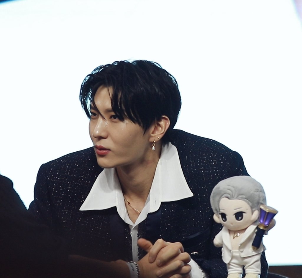somsom_vixx's tweet photo. [긴급솜보] 솜빅 얼굴에 구멍나
지난 27일 밤 8시 40분 경 🌟시에 사는 솜모씨가 가수 레오의 팬사인회에서 얼굴에 구멍이 나는 사고가 발생했습니다. 이 날 사인회를 하던 중 가수 정씨가 솜씨의 얼굴을 뚫어져라 쳐다보면서 일명 정많아서정다정눈빛공격을 버티지 못한 솜씨 얼굴에 구멍이.. https://t.co/t3JoB3v1Vd