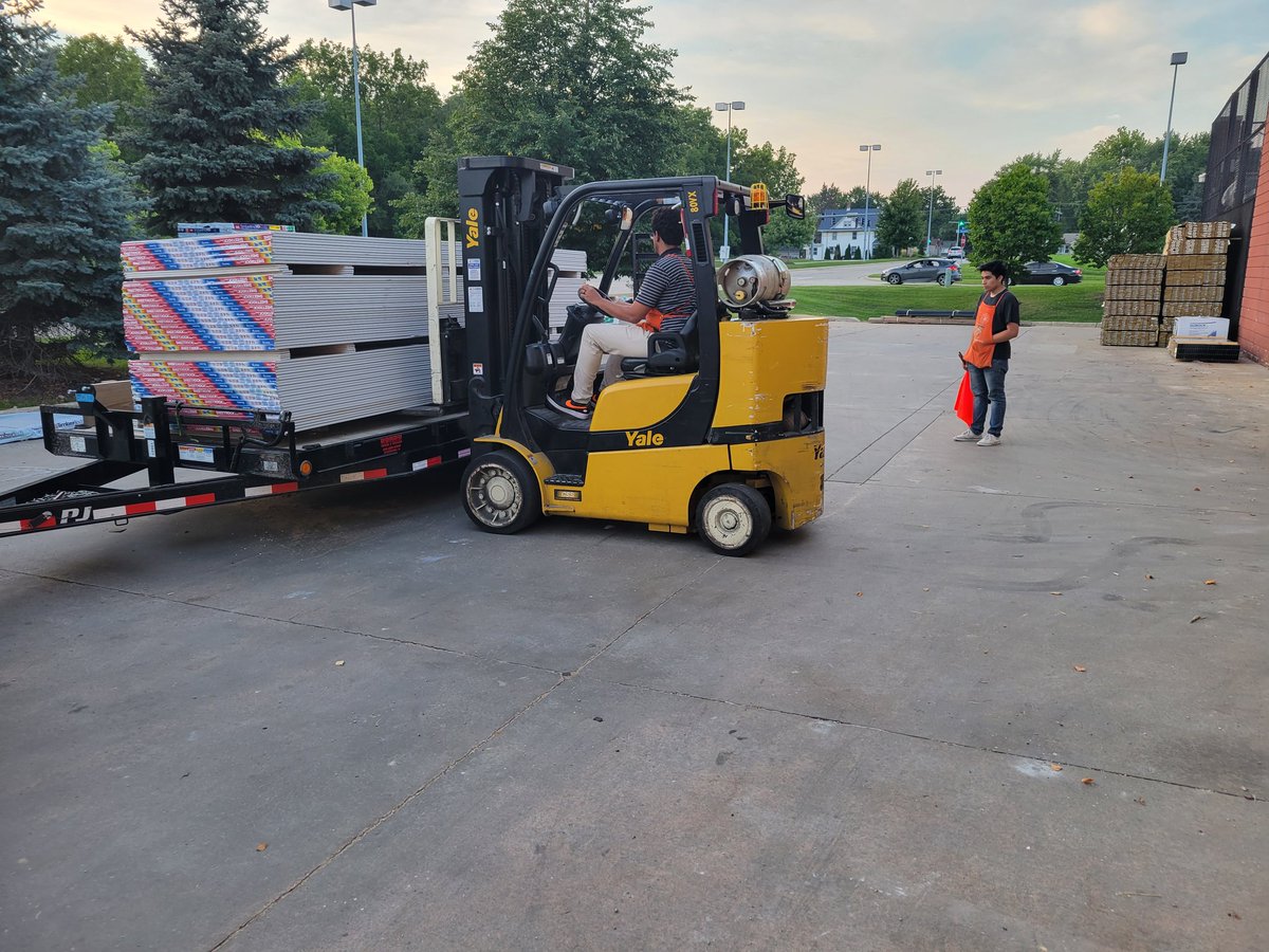 achileman23's tweet photo. Teaching safe loading at the Carpentersville Home Depot. Thank you SASM Nathan for #leadingorange #HD1948 #safetytakeseveryone https://t.co/GgJjQ0FtR4