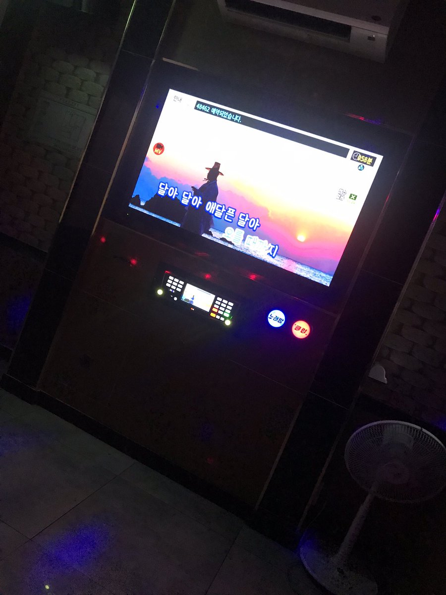 커피마시고 밥먹고 노래방갔다가 볼링까지 아주 재미있었당!! 호호홓ㅎ 볼링은 좀 어려운거같다욧! 그래서 오늘은 뭐하지 약속이없는 나...🧐
둘이만나서 나중엔 다섯이되는 그런...?.?
깔깔깔💕너무 피곤해 지금 올리는 그런 일기였다고한다