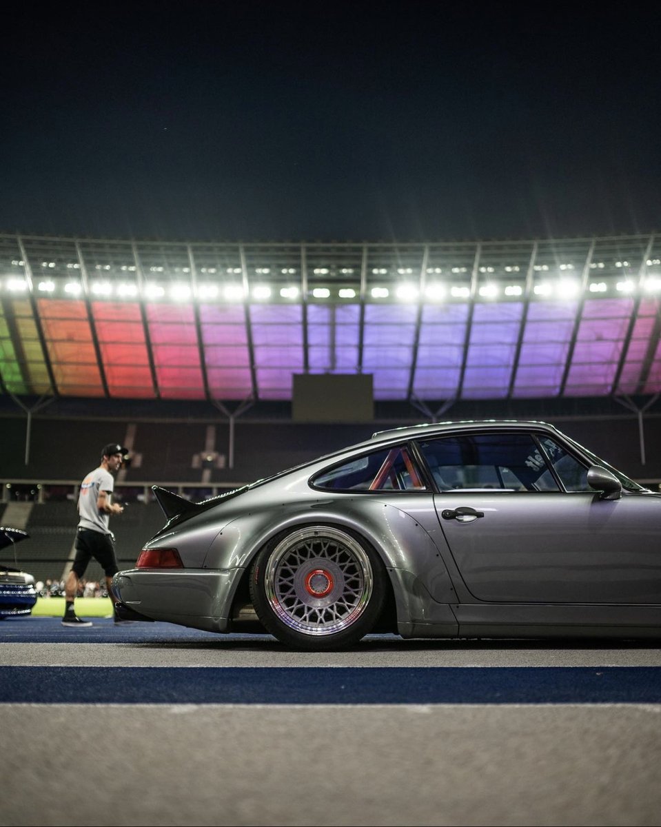AccuAir's tweet photo. @husky_luan’s 964 steals the show no matter where he pulls up.
📸 @cocographie.de

#AccuAir #eLevel #Bagged #Bagged964 #Porsche #911 #964 #Luftgekühlt #Ultrace #Slammed #AirRide https://t.co/bUpLUyx0rC