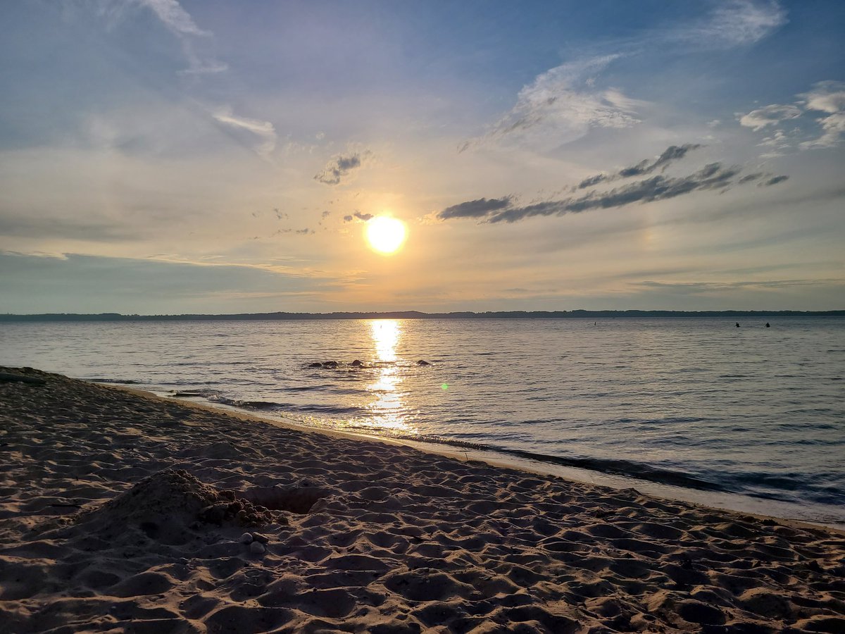 karinbeery's tweet photo. Tonight was a watch-the-sunset kind of night.
#michigansunset #sunsetonthebeach https://t.co/E2lVRb79Rw
