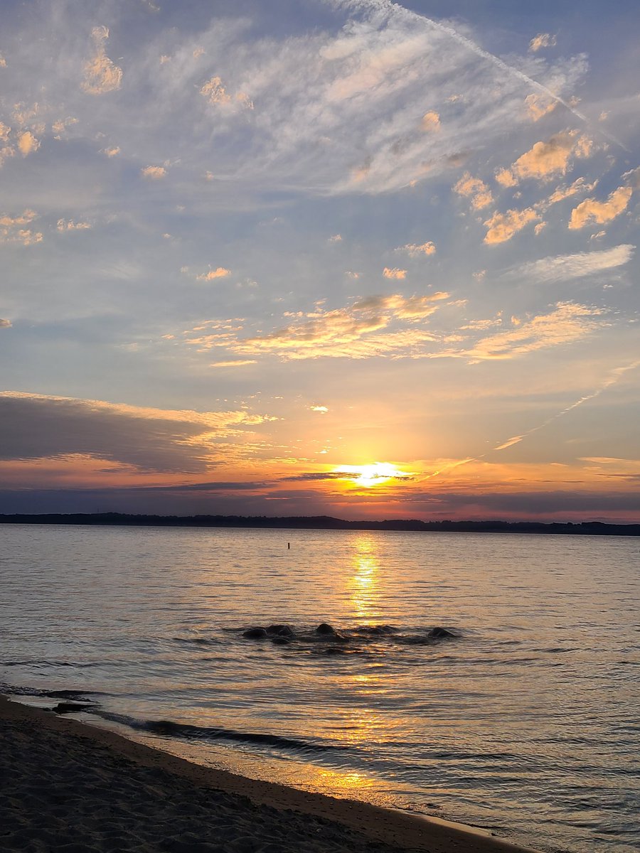karinbeery's tweet photo. Tonight was a watch-the-sunset kind of night.
#michigansunset #sunsetonthebeach https://t.co/E2lVRb79Rw