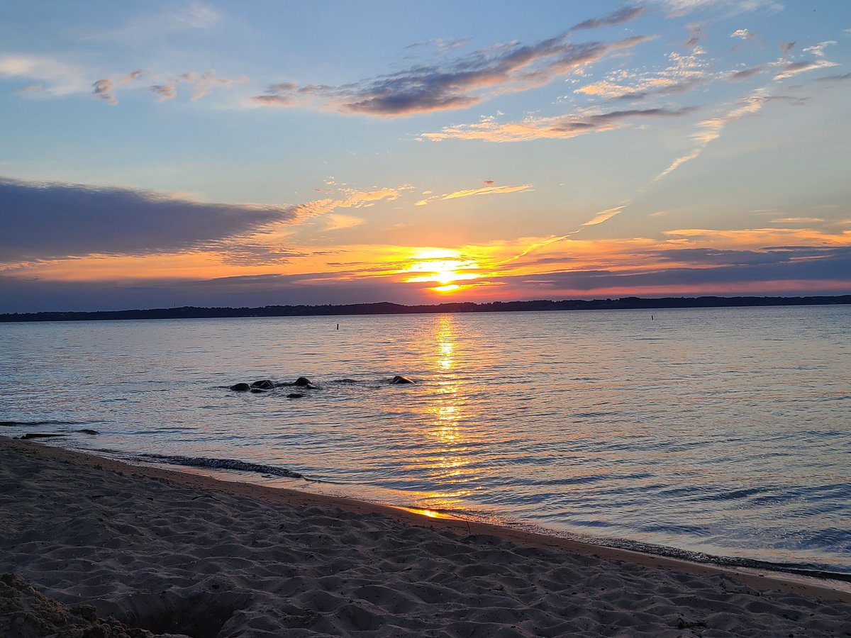 karinbeery's tweet photo. Tonight was a watch-the-sunset kind of night.
#michigansunset #sunsetonthebeach https://t.co/E2lVRb79Rw