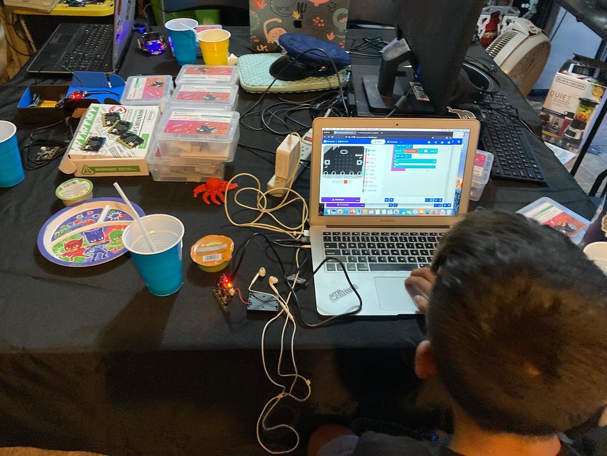 geomarster's tweet photo. We had an amazing afternoon in @DeMarquesina makerspace! We talked about #Microbits and code! And we had amazing piña coladas made by me! 😜 🍍 🥥 🤖 @microbit_edu #microbitchampions 🇵🇷 https://t.co/lT5RDkbt2o