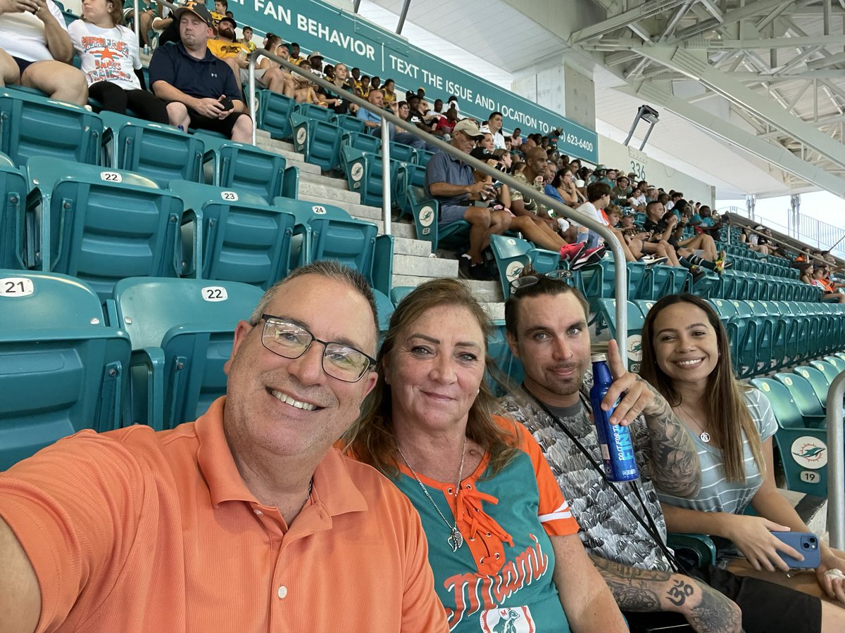 JustBeachy597's tweet photo. Dolphins vs Eagles
#finsup #dolphins https://t.co/JmkPmilT6w