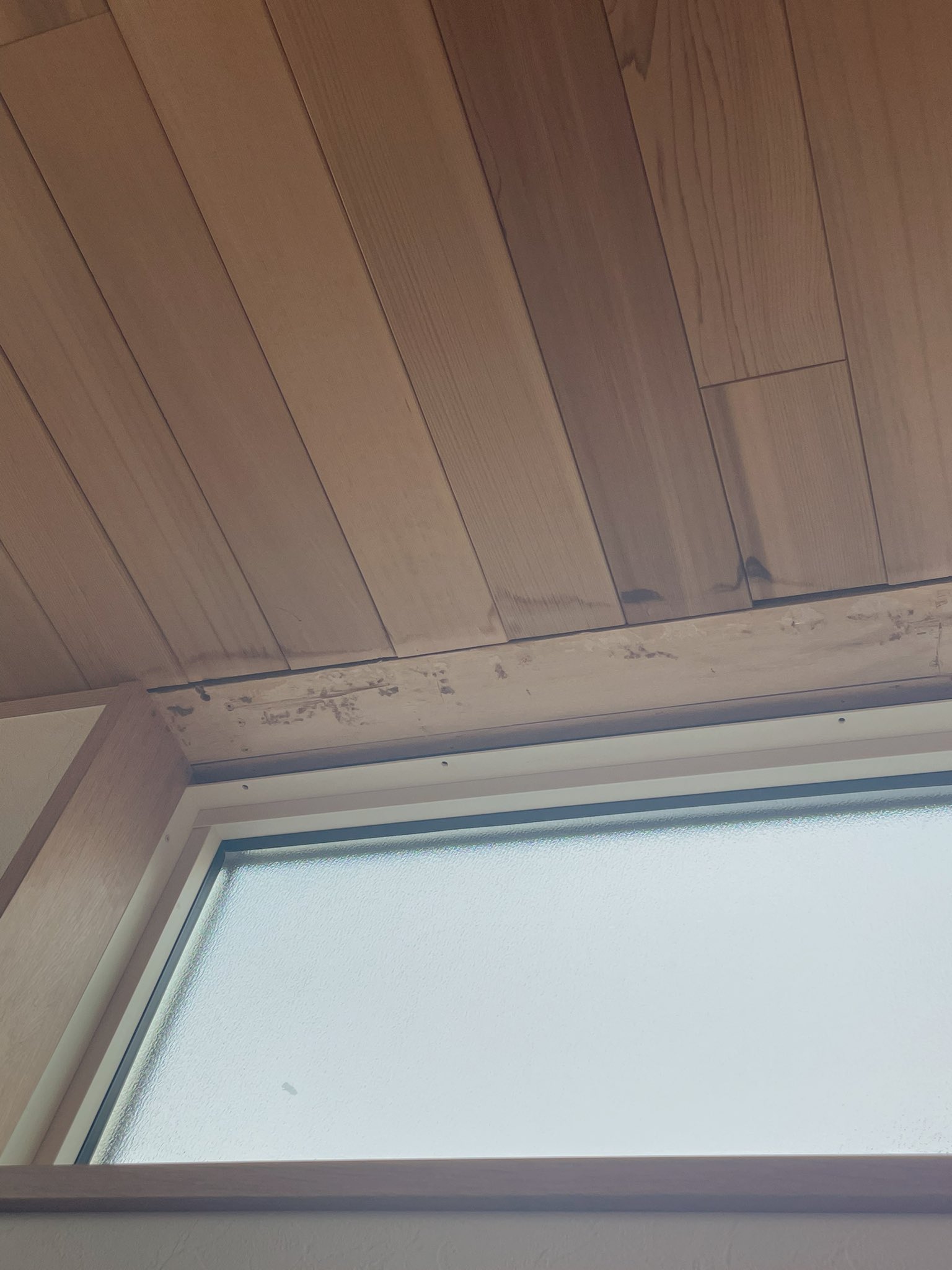 ぽんなみ 住友林業で30坪平屋 原因として考えられるのは ちょうど染み 箇所の反対側にエアコンがありエアコンの風と窓の近くの外気で結露して 染みになったのかもしれないとのことでした 事例を調査してもらい次回は今後の為にパントリー内に点検口を設置