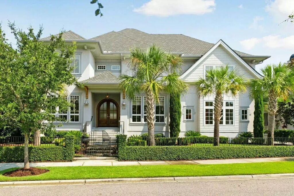 TheCassinaGroup's tweet image. Nestled on an idyllic street within Daniel Island Park, this stunning custom home is filled with luxe finishes, modern details and panoramic views of the neighboring Ralston Creek Golf Course.
​.
​.
​.
530 Park Crossing Drive, Daniel Island Park
​Listed by @chipeiser &amp;amp; @heat…