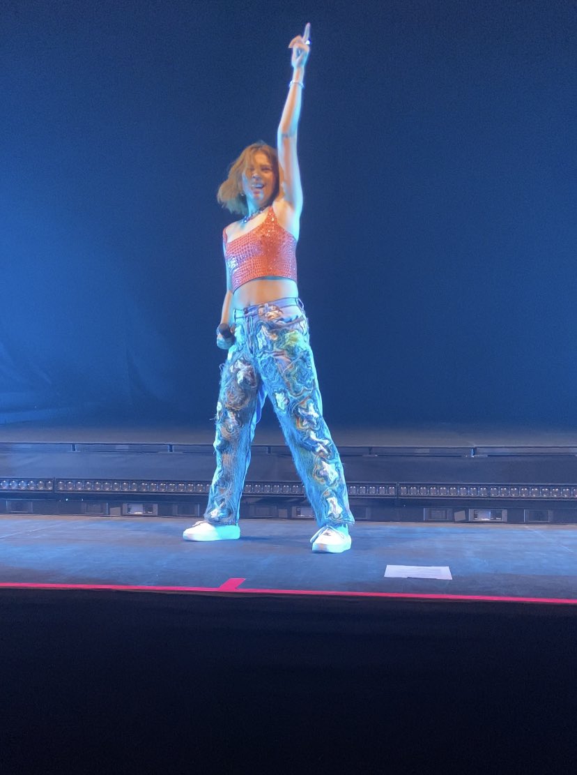 IMCHASINGFlRE's tweet photo. QUEEENNNNN WE LOVE U SM, THANK U FOR ALWAYS PUTTING ON A TOP TIER AND SUPERIOR SHOW EACH NIGHT @HayleyKiyoko 🤍🫂 https://t.co/UHHDunGDA2