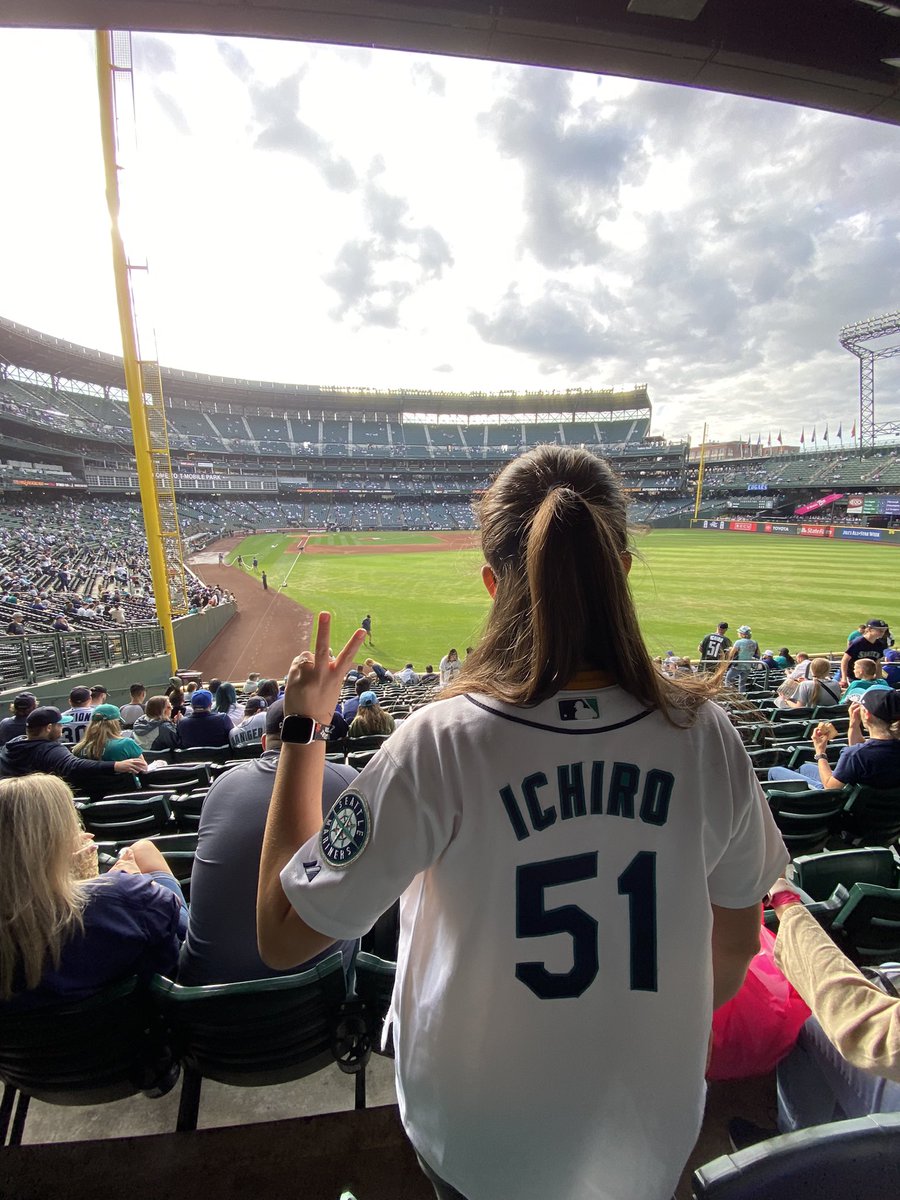 HoroLuffy's tweet photo. 子供の頃から今までの私のヒーロー。 私の永遠のヒーロー。 次はクーパーズタウン！
20 years and the jersey still fits ✨Glad to be back for this legend’s day. #SeaUsRise   @Mariners #Mariners #IchiroWeekend https://t.co/JILBRhW1J2