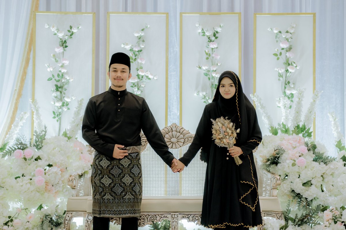 AmirulRuslam's tweet photo. Dulu selalu cakap kat diri "Taknak cari bakal isteri yang mata besau"

Isteri pula cerita rupanya dia taknak bakal suami yang chinese look dan kulit cerah (boleh lah)

Sekali....hmmm.... hahaha

Love you sayang.❤️ https://t.co/w2bGrLrQMR