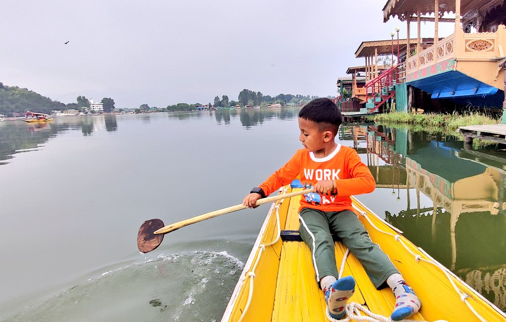 anayat01k's tweet photo. #DalLake &amp; #Shikara #Jannate Kashmir
Hyder Abass Singay Enjoying Shikara Ride https://t.co/pHpdUyxobK