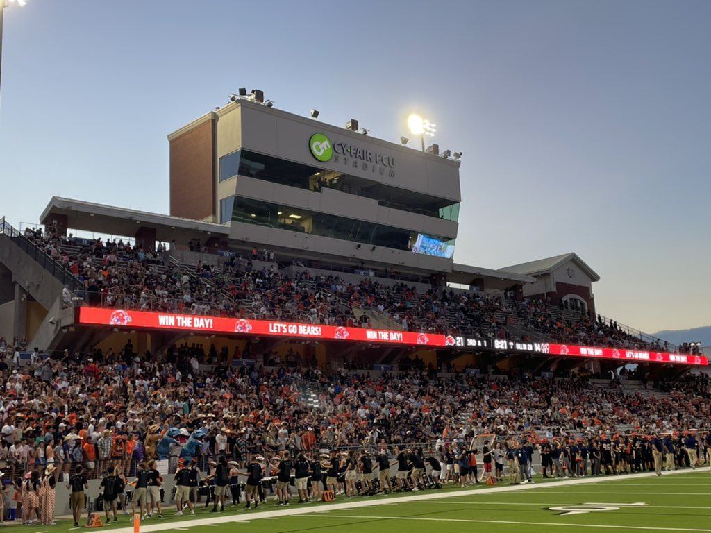 ray_zepeda1's tweet photo. How we do Saturday nights in Cypress! Thank you @BridgelandFB and @BFND_Football fans! Great community event! @CyFairISD @CFISDAthletics https://t.co/ySFJbllArl