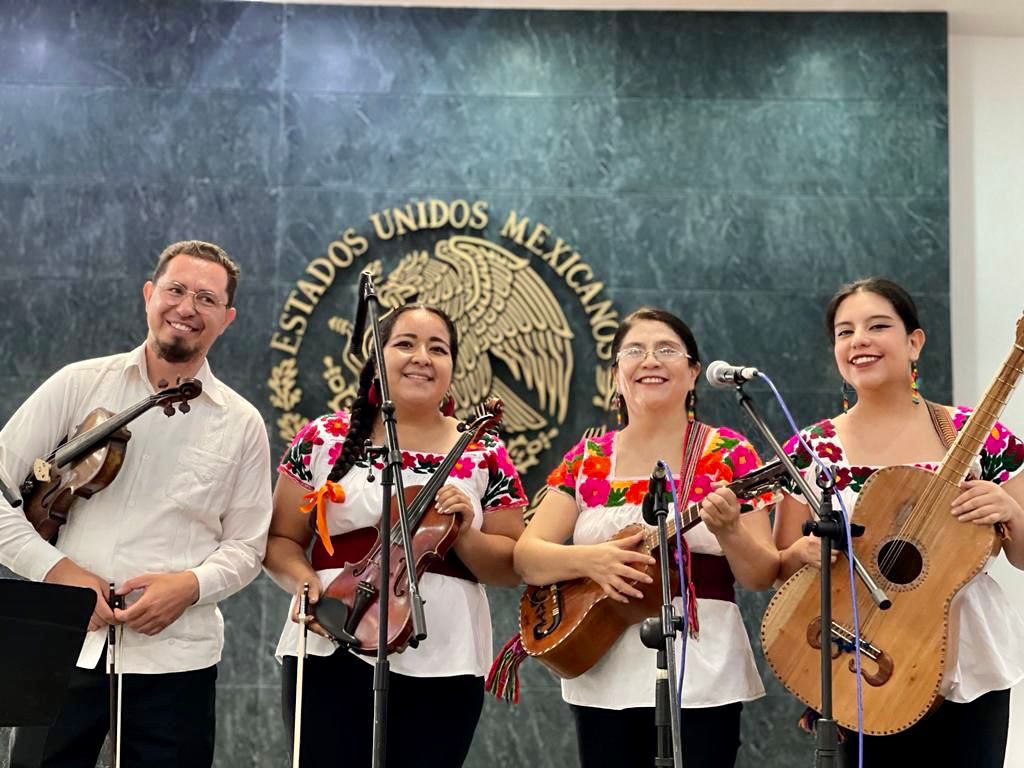 omarfayad's tweet photo. Hoy pudimos deleitarnos con las presentaciones de los Niños Cantores de Hidalgo, La Banda Sinfónica Infantil y Juvenil del Centro de las Artes de Hidalgo, el Trío de Música Tradicional Huasteca del Centro de las Artes de Hidalgo, y Organa Jazz Ensamble en el @CC_LosPinos. https://t.co/cVpBAejdz1
