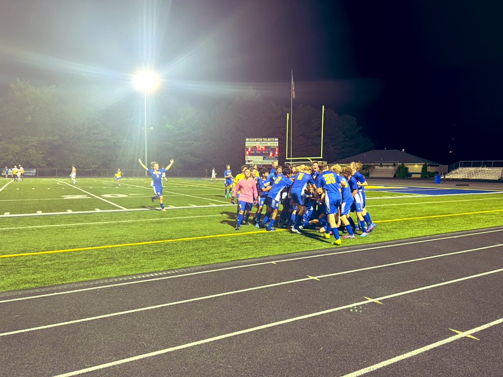 CoachCH14's tweet photo. Incredible rip top corner by #9 for @HamptnBoysSocr! Talbots win 2-1 in double overtime over Gateway.
#WPIALSoccer #HamptonTalbots https://t.co/2s77NSiRCK