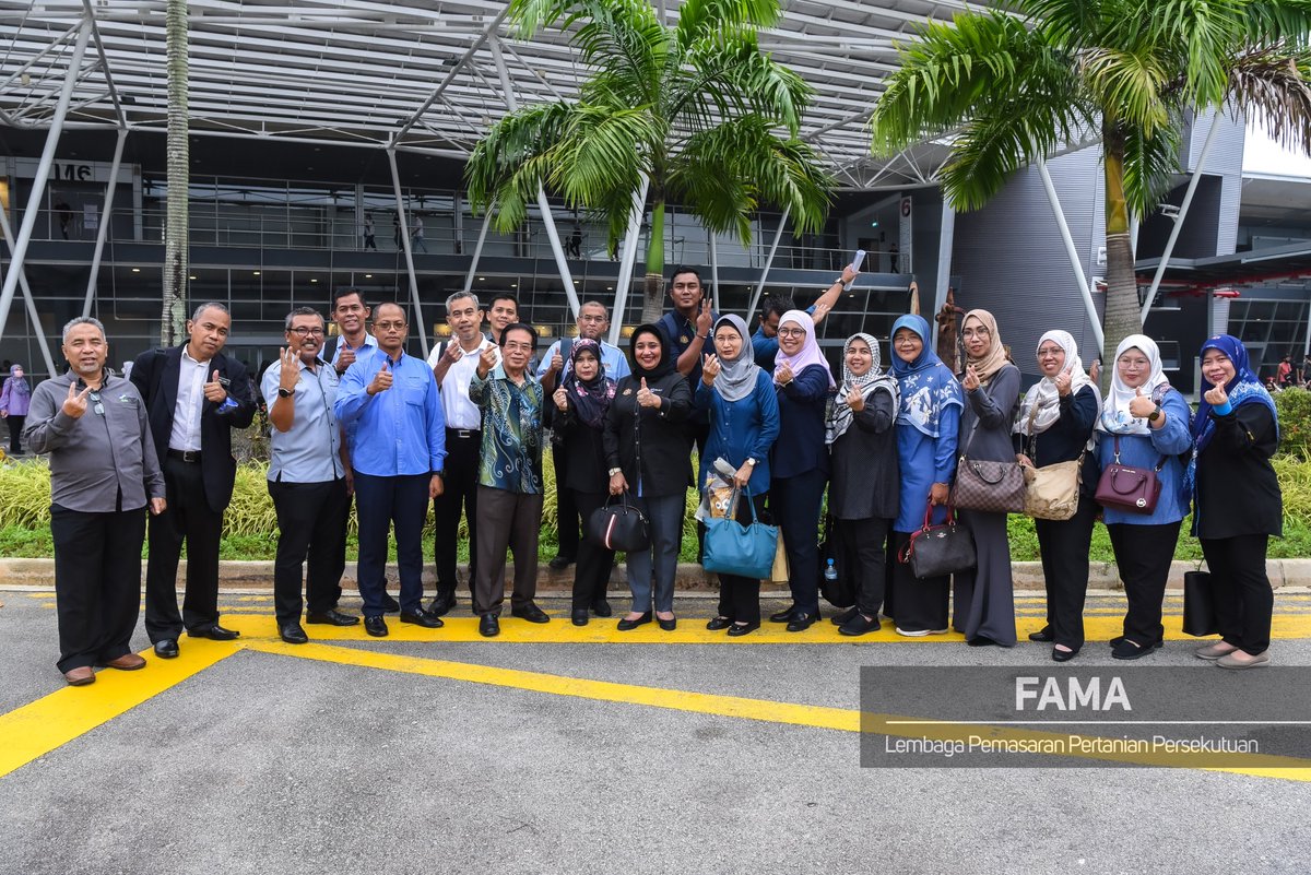 FAMAJohor's tweet photo. 26 Ogos 2022 | Jumaat | Singapore Expo, Hall 6A
Barisan MPT Kementerian Pertanian dan Industri Makanan (MAFI) turut serta hadir dalam majlis perasmian Malaysia Fest 2022.
#famadihatirakyat
#MalaysiaFest2022
#TeamMAFI
#MAFIMalaysia
#KeluargaMalaysia
#sekuritimakananuntukmasadepan https://t.co/O4c6WGRfMv