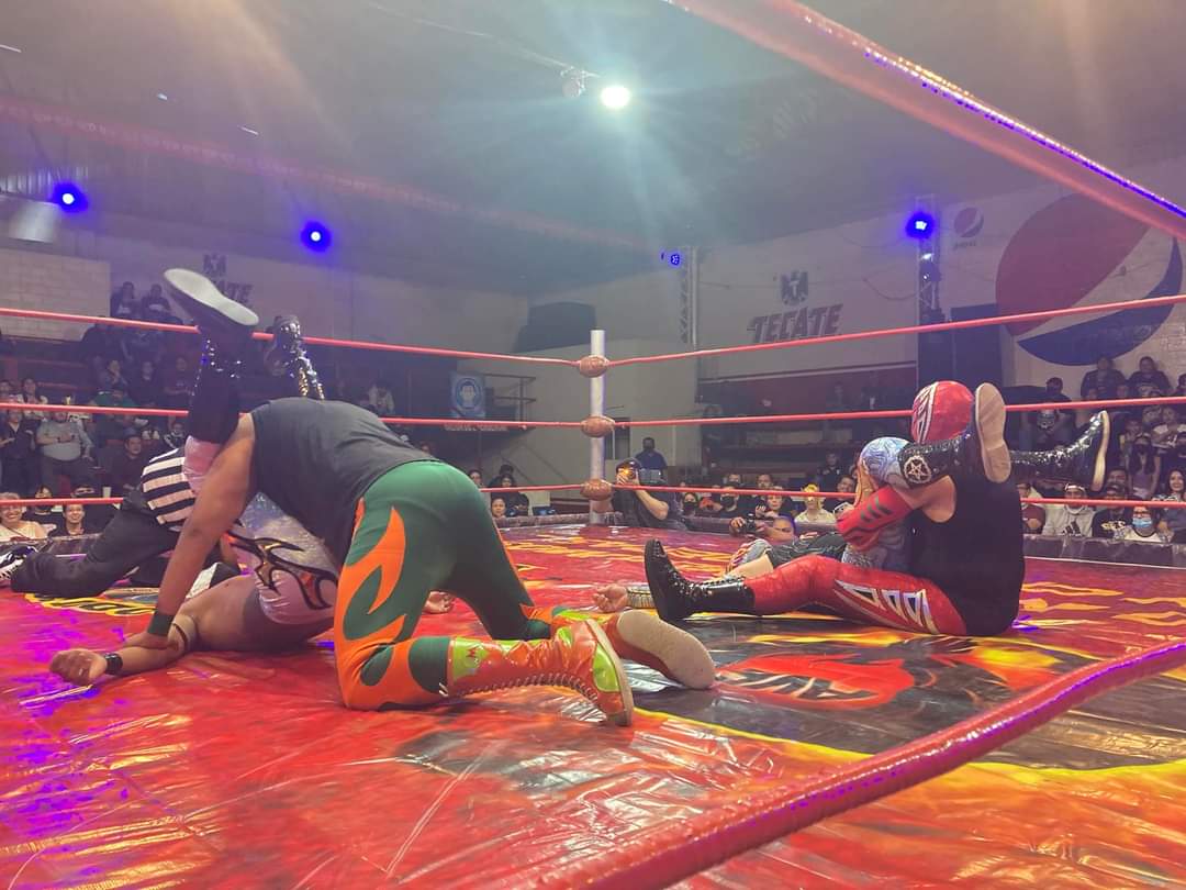 LaTijeraLucha's tweet photo. #Marduk y #XMetal se llevan la lucha inicial de regalo de #ProduccionesTC en la #ArenaLopezMateos en una batalla que encendió los ánimos del público asistente...
#latijeraluchalibre https://t.co/gQuujJcHLr