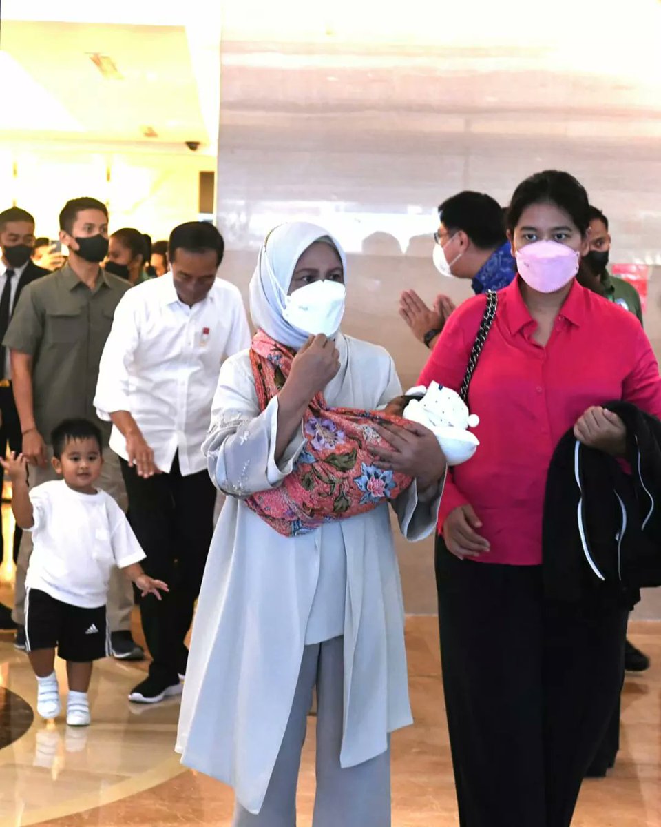 pnugroho28's tweet photo. Jarik Gendong

Betapa rendah hati seorang Ibu negara Iriana @jokowi dalam kesederhanaan dengan bahagia menggendong cucunya seperti sosok mbah putri kebanyakan.

Ada yang menarik yaitu jarik gendong dikenakan Ibu Iriana untuk menggendong cucunya. Jarik adalah kain khas Jawa yang https://t.co/eBwkPP50mP
