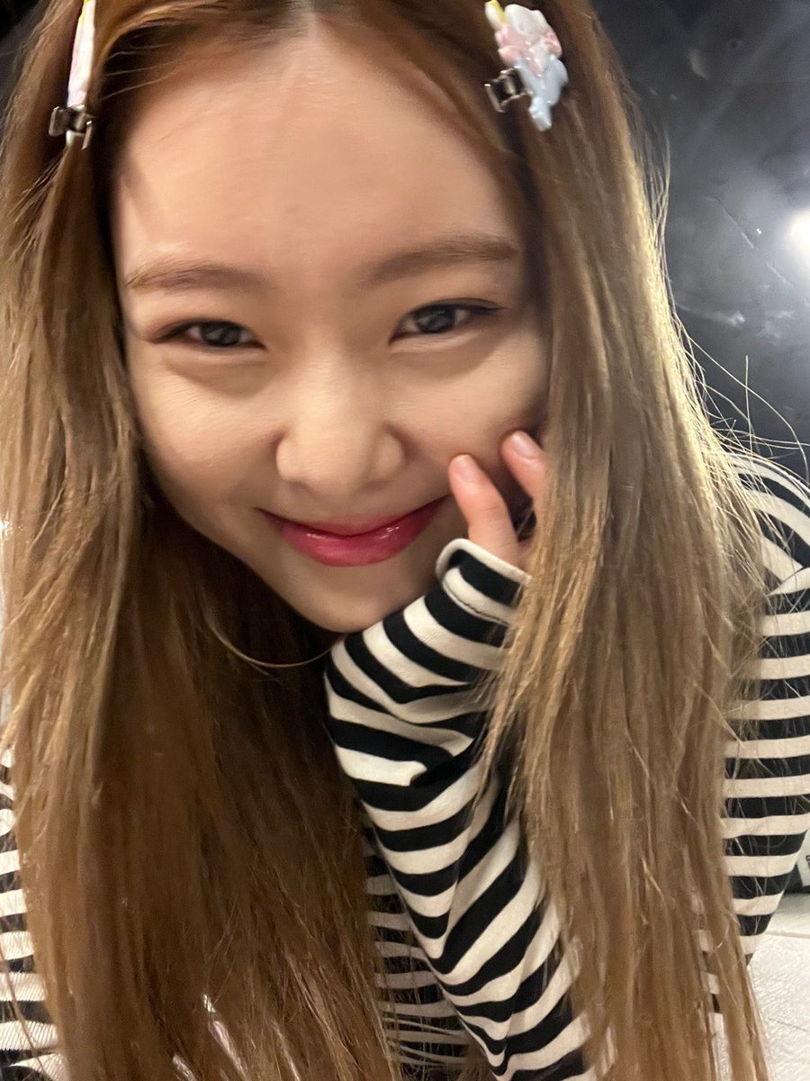 I_m_chillin's tweet photo. Healing time 🖤😽

#ICHILLIN #아이칠린 #JACKIE #재키 https://t.co/tzkZ5xvRse