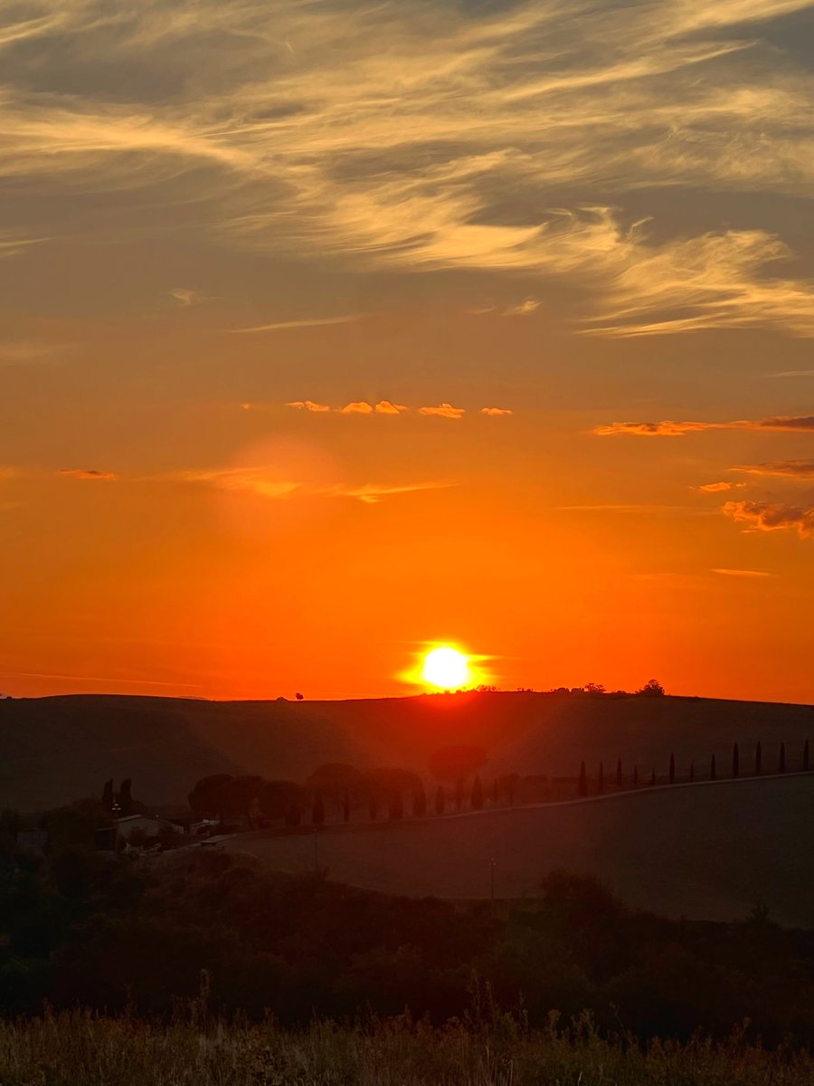 Found a spot deep in the Tuscan countryside to watch the sunset for our anniversary 🌅🤍