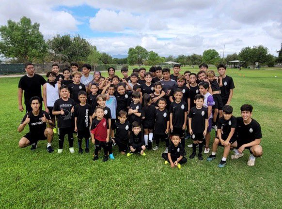 SiennaSanchez06's tweet image. Nothing like conditioning on Sunday’s with a big soccer family ! 🏃‍♀️☀️ #trainingnonstop #soccerfam