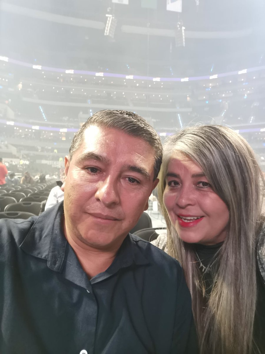 birhiz's tweet photo. @robertocarlos ellos listos en primera fila celebrando 40 años de casados MANUEL Y PATY https://t.co/BT7tiGEXXs