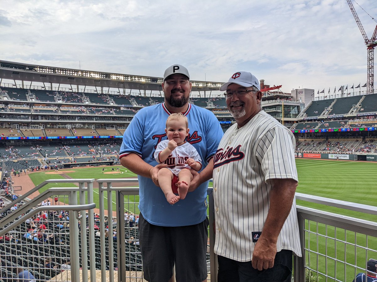 JennaWalkoviak's tweet photo. #twinspic #firstbaseballgame https://t.co/nMzS7LCJPb