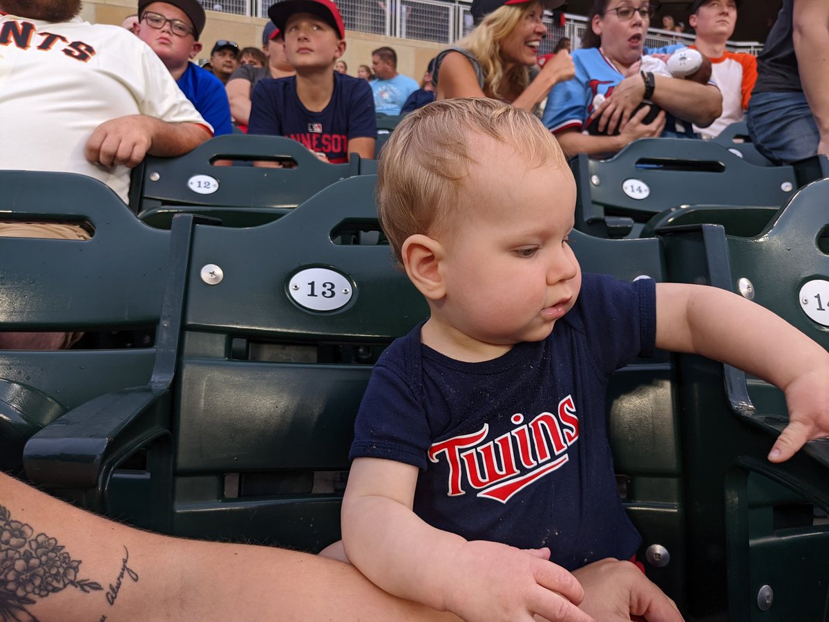 JennaWalkoviak's tweet photo. #twinspic #firstbaseballgame https://t.co/nMzS7LCJPb