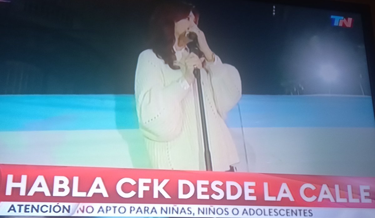 FabiBrv's tweet photo. Qué mujer siniestra! 
Siempre destilando odio y violencia. Agita a la gente sin medir las consecuencias.  
Se olvida de su rol institucional y que es la Vicepresidenta de todos. 
Siniestra, irresponsable y voraz. Nuestra desgracia. https://t.co/TKGD10y2yI