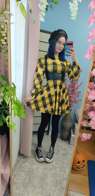 Wore yellow to see the Spongebob musical last night hehe ✨ It was so much fun!!!! https://t.co/9YRWt