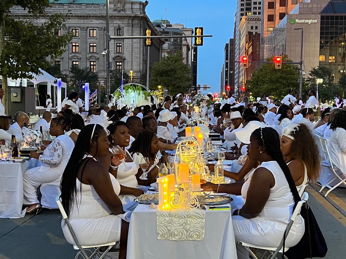 CLEPublicSquare's tweet photo. A perfect summer eve for Diner en Blanc in Cleveland in Public Square.🍾 
Diner en Blanc was born in Paris in 1988 when a group of friends gathered for an elegant outdoor dinner in a park. They all wore white so they could find each other.🥂 https://t.co/sw5TlRLu6m