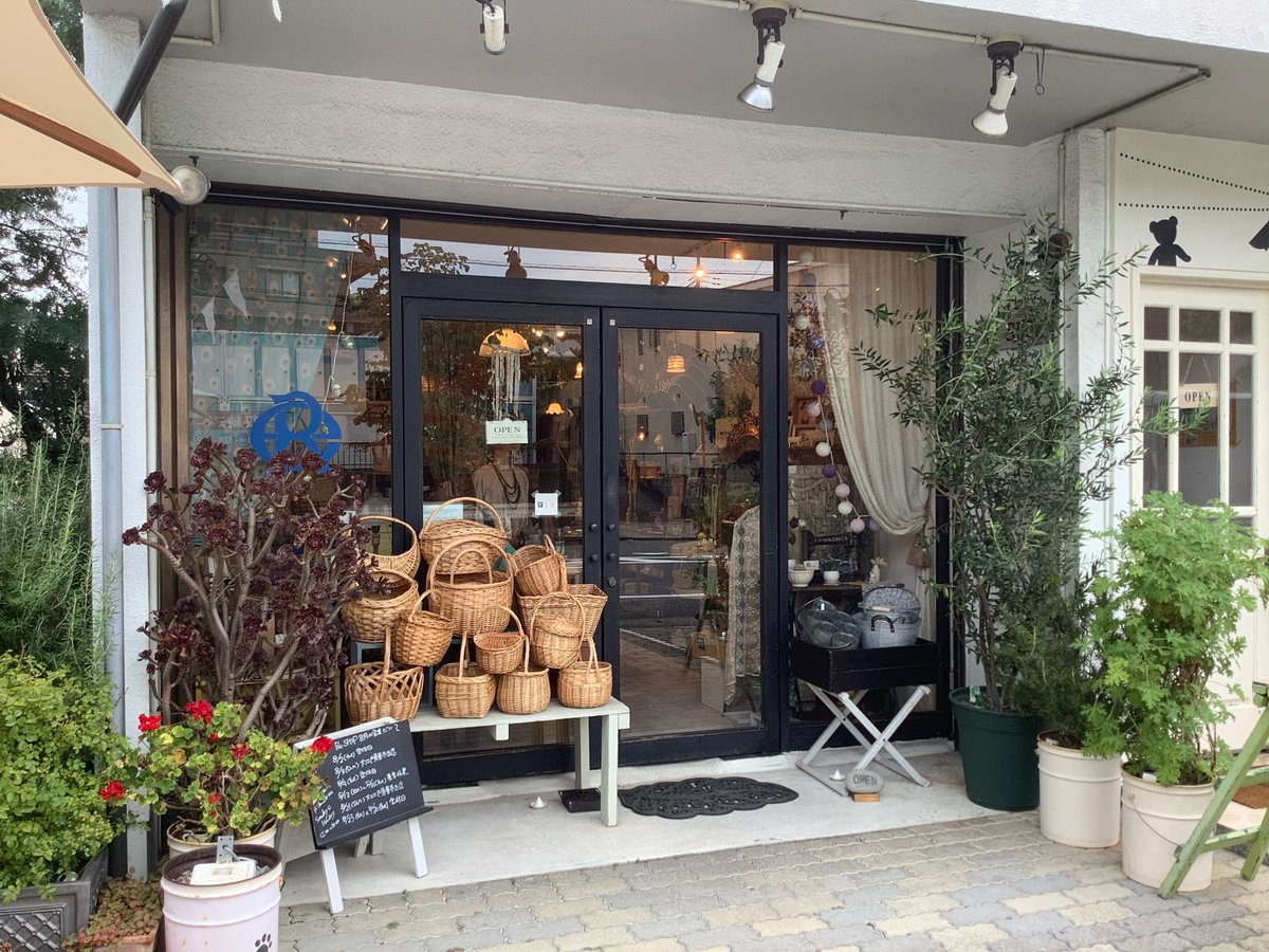 shonanjincom's tweet photo. 【平塚 ショップレポ】Re-shop（@ReSHOP2013）- 世界中から集めたアンティーク雑貨が揃うお店

平塚海岸にほど近い閑静な住宅街の一角に、素敵な雑貨屋さんがあります。

▼詳細はこちら▼
https://t.co/TberQSkAnt

#平塚 #平塚ショップ #湘南人
#Reshop https://t.co/lVVxTQS3h4