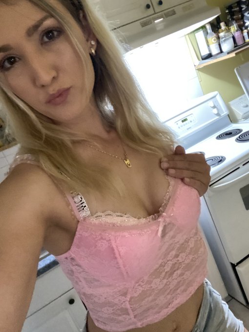 I&rsquo;m live now on @rand_mia &lsquo;s account : https://t.co/r79RD6L5jX 💗 https://t.co/KRH7Z6j6Hy<a class="tags" href="/tag/rand_mia">@rand_mia</a><a href="/tag/challenge"class="tags"><span>#challenge</span></a><a href="/tag/unboxing"class="tags"><span>#unboxing</span></a>