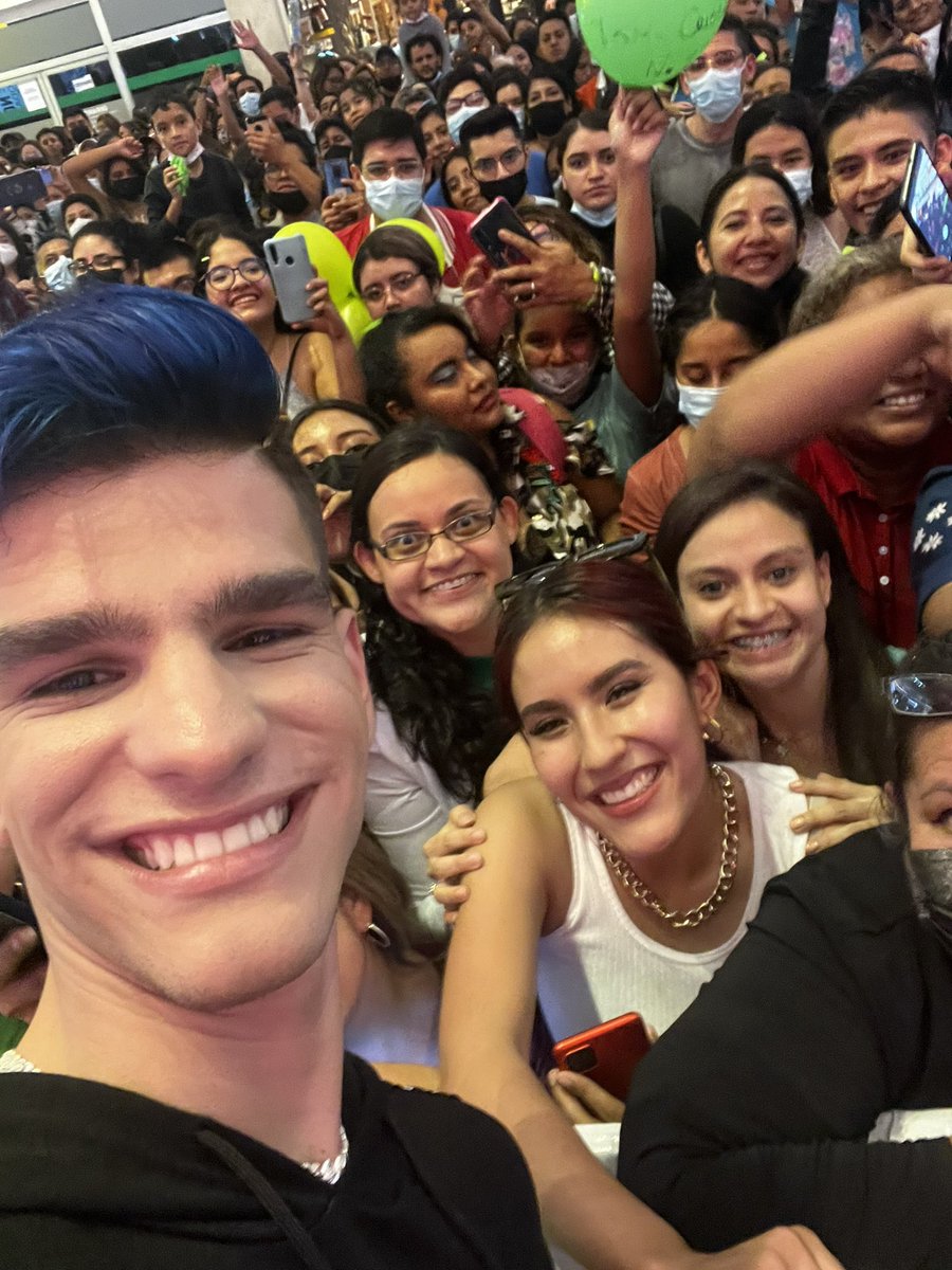 Maria_ReneeCN's tweet photo. @SoyNelsonC Al fin fotoooooooo Soy feliz
#segundoconcierto
NELSON TRIUNFANDO
#NelsonEnConcierto
#Nelsonenconcierto https://t.co/xErdMEeC11