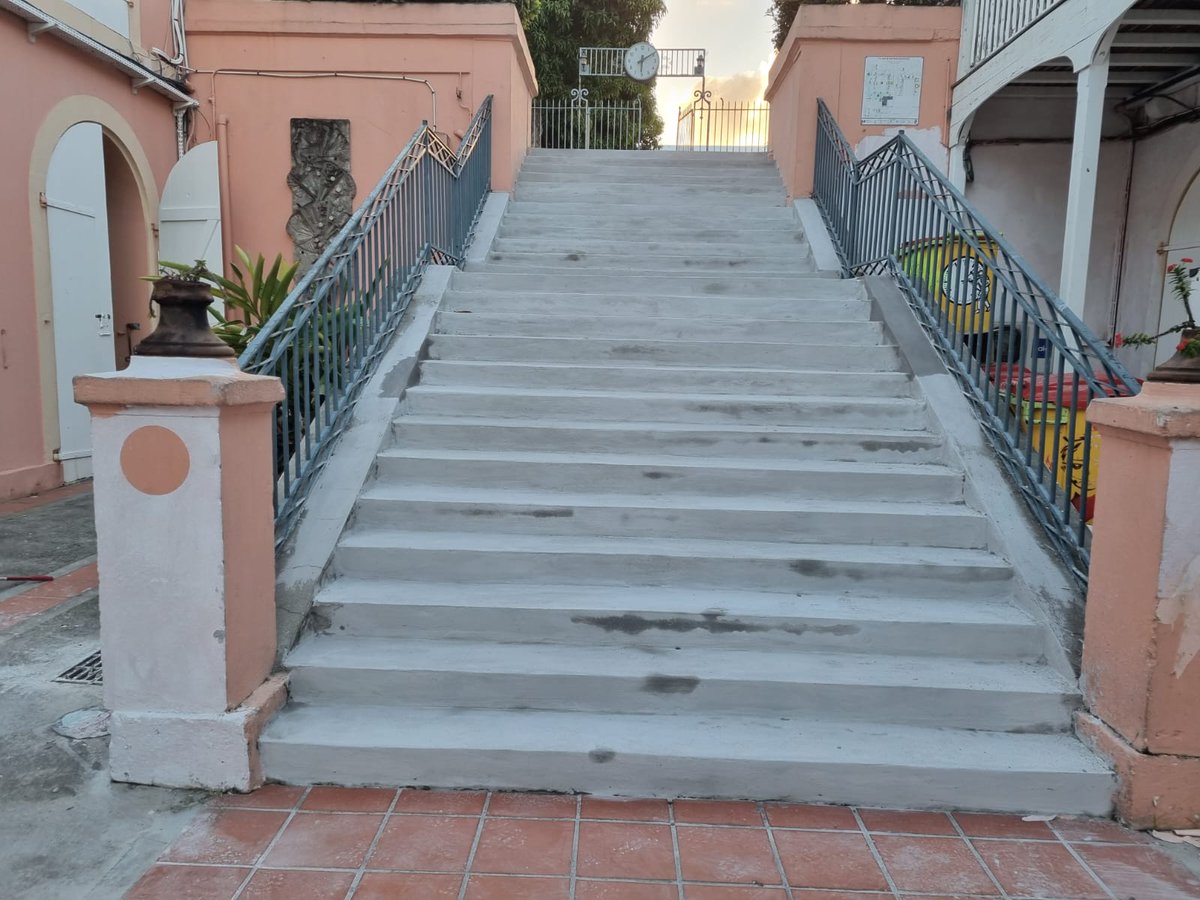 Les 535 élèves attendus, 64 enseignants , 5 Aed, 2 CPE,  3 secrétaires, 11 agents et 6 membres de l'équipe de direction s'entraînent ferment pour gravir plusieurs fois par jour ces célèbres marches à compter du 31 août.