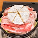 見た目のインパクトは最高!まるごとカマンベールチーズなべ。