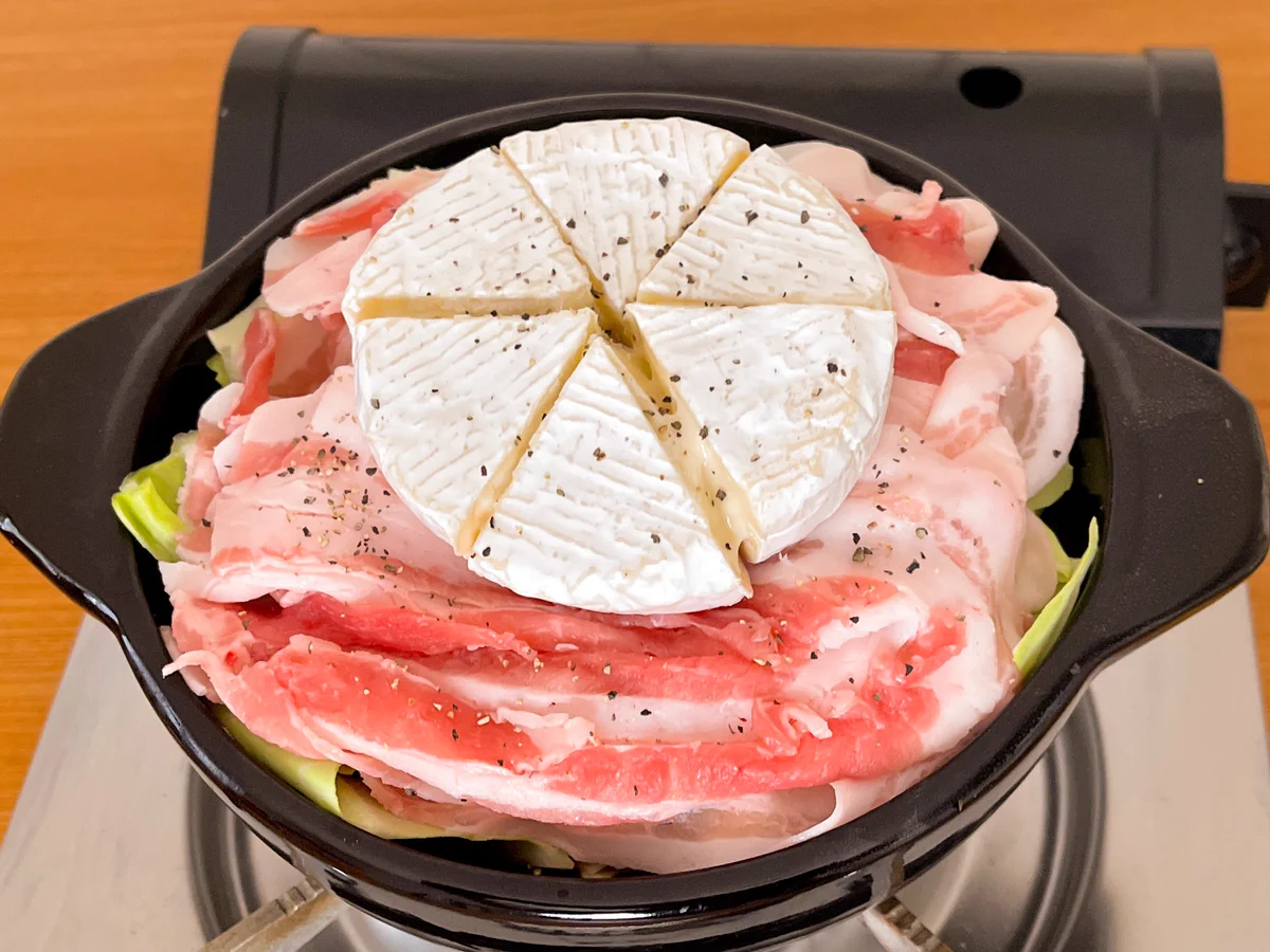 見た目のインパクトは最高！まるごとカマンベールチーズなべ。
