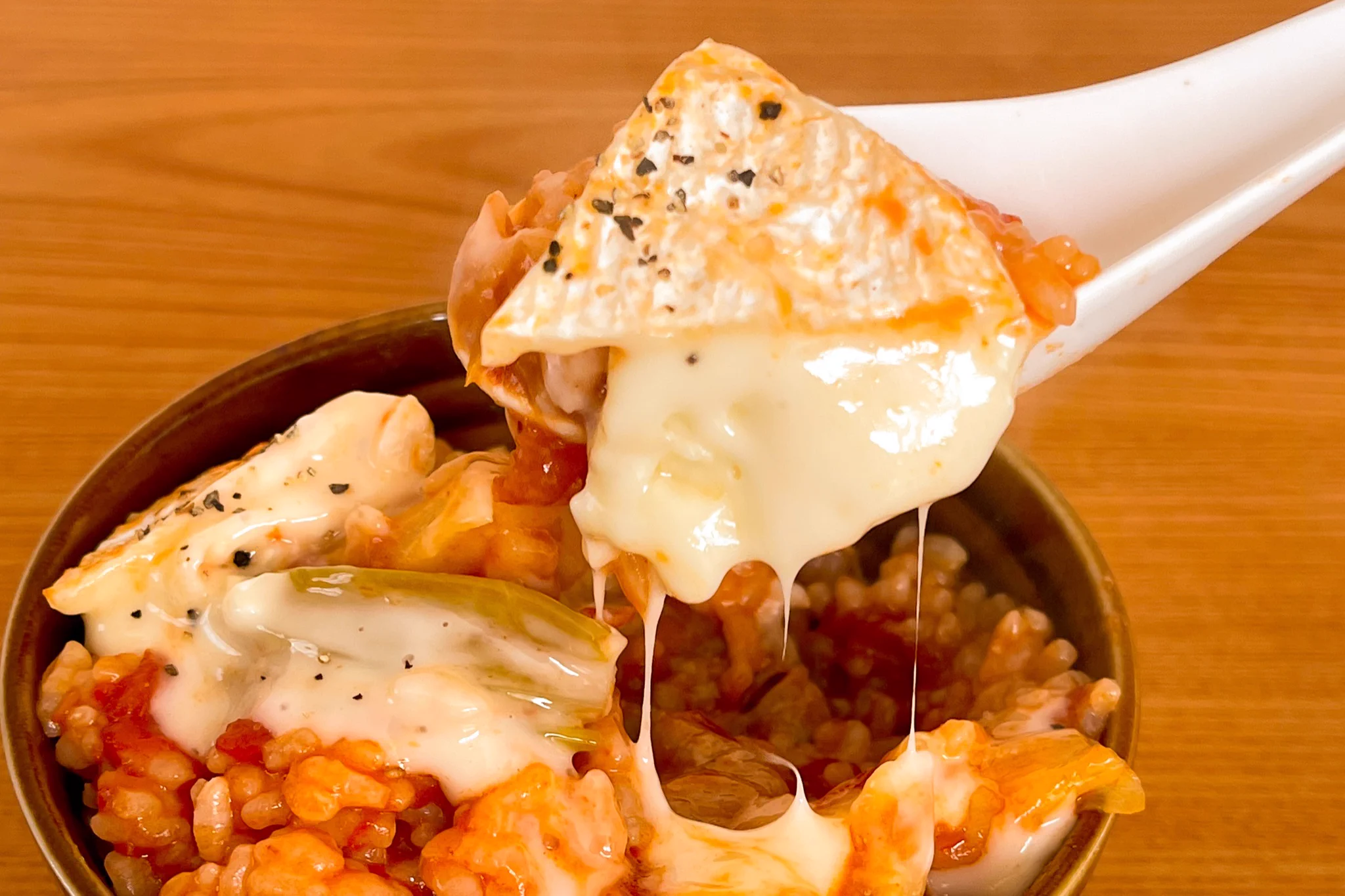 見た目のインパクトは最高！まるごとカマンベールチーズなべ。