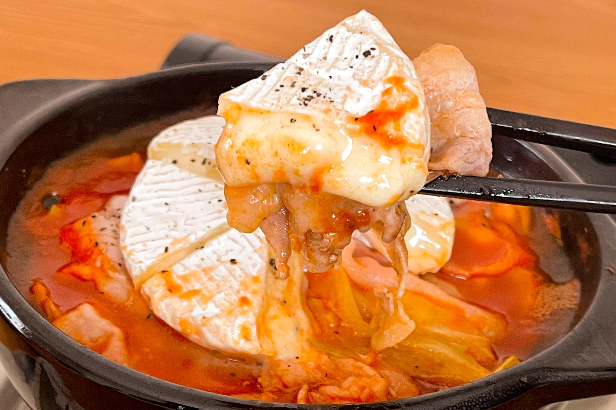 見た目のインパクトは最高！まるごとカマンベールチーズなべ。