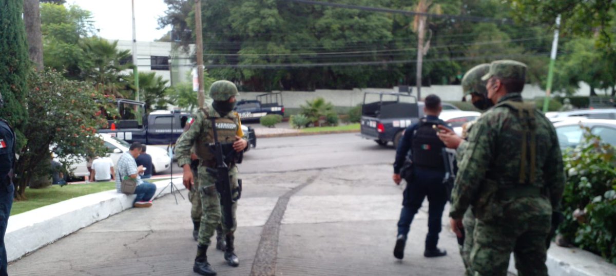 MorelosContext's tweet photo. Custodiado por la policía y la Guardia Nacional, @UlisesBravoM ha sido “votado” para dirigir Morena en Morelos 

No les bastó torcer los estatutos a Cuauhtémoc y su Hermano para robarse el partido 🤮🤮🤮 https://t.co/fxlQUGmEmz