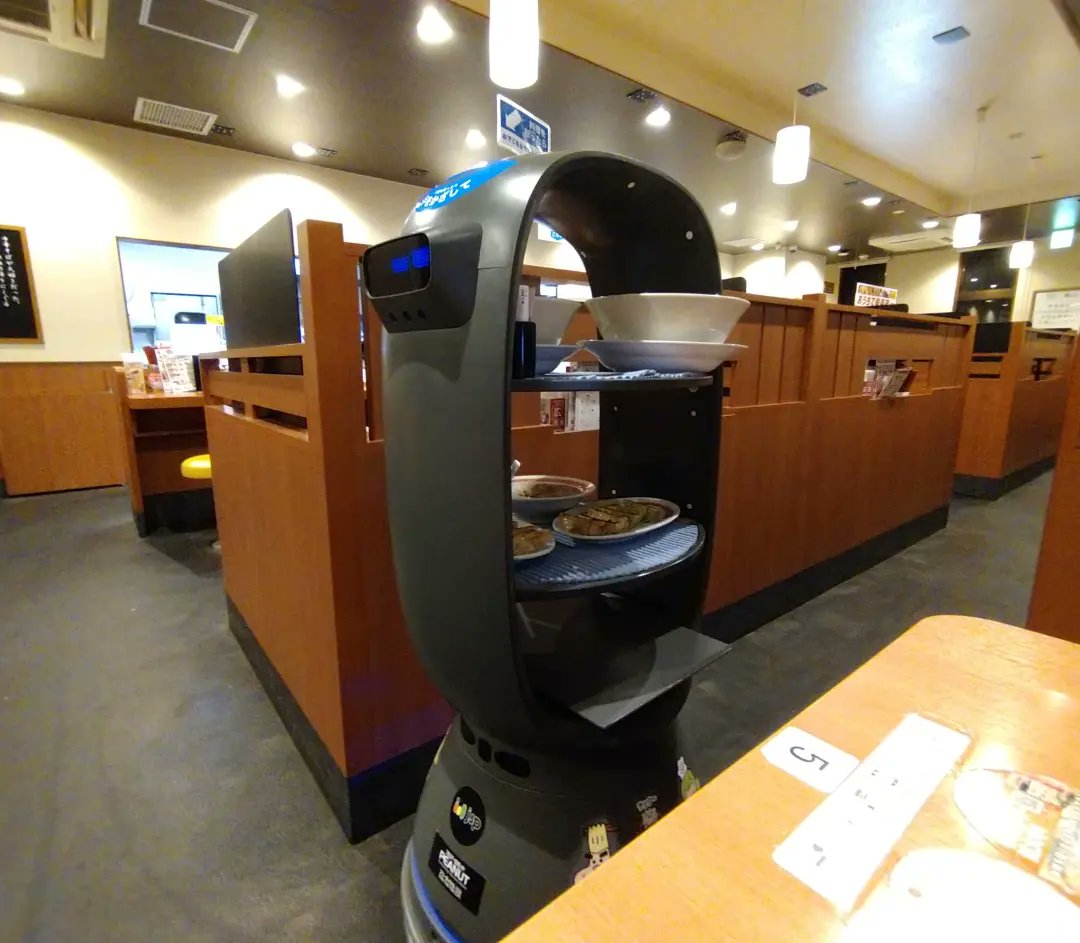 man616161's tweet photo. 最近のチェーン店さんは、省人化が進んでいるんですね…🤔
配膳ロボット君には驚きました〜！Σ（￣□￣;）

#備忘録 #Archive #夏休みの思い出 #幸楽苑 #省人化 #配膳ロボット

ロボット君が
「SNSで僕の事を紹介してね〜!!」
と言っているのには爆笑しました〜🤣🤣🤣 https://t.co/jTGs5Xo9AU
