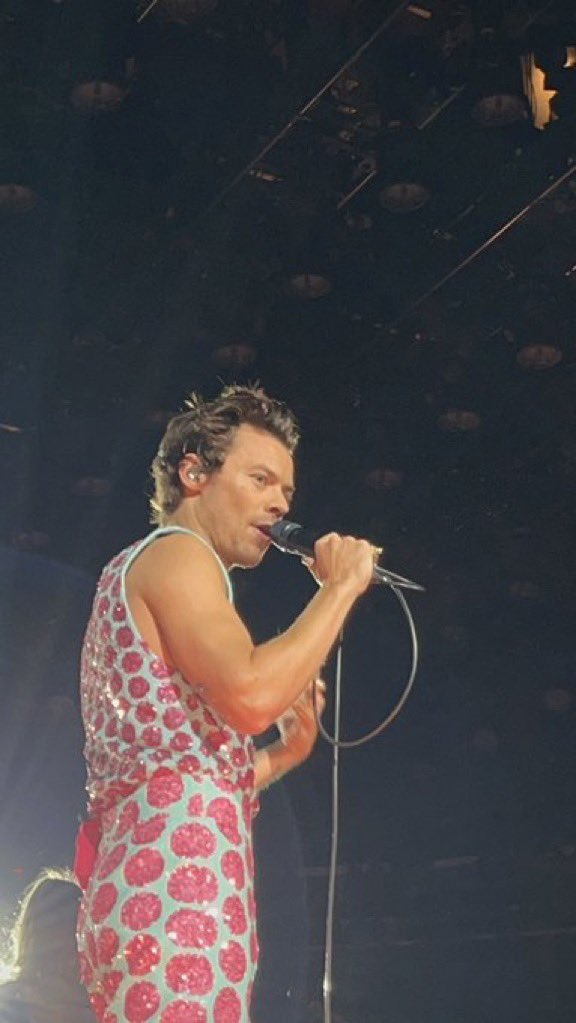 OT5DTour's tweet photo. Harry Styles, on stage tonight for Love On Tour New York! #LoveOnTourNYC #Night5 
27.8.22 https://t.co/p6aEUJIO20