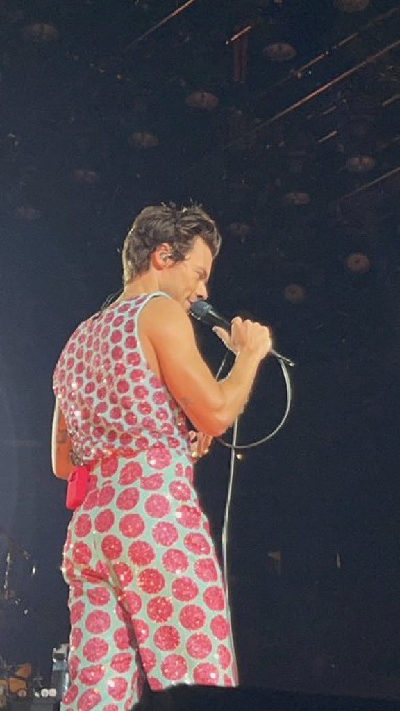 OT5DTour's tweet photo. Harry Styles, on stage tonight for Love On Tour New York! #LoveOnTourNYC #Night5 
27.8.22 https://t.co/p6aEUJIO20