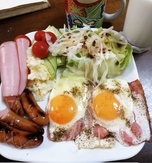 朝ごはん。天気悪いし今日は昼も夜もインスタントかなぁ。本日はアシを入れずに台割りチェックと下書き。あっちを削ってこっちを足してでよくわかんない状態になってるので整理しまふ。 