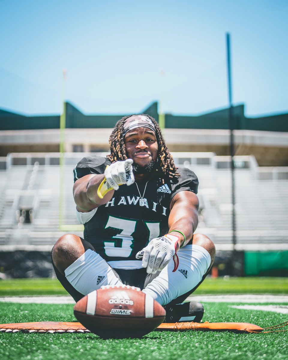 HawaiiFootball's tweet photo. To all of you watching nationally on @CBSSportsNet. We'll be the only game on tonight, and we're stoked about it. If you tweet us, just know, that we'll probably follow you and retweet you. Spread the aloha! 

#BRADDAHHOOD https://t.co/X1oDAq0vMO