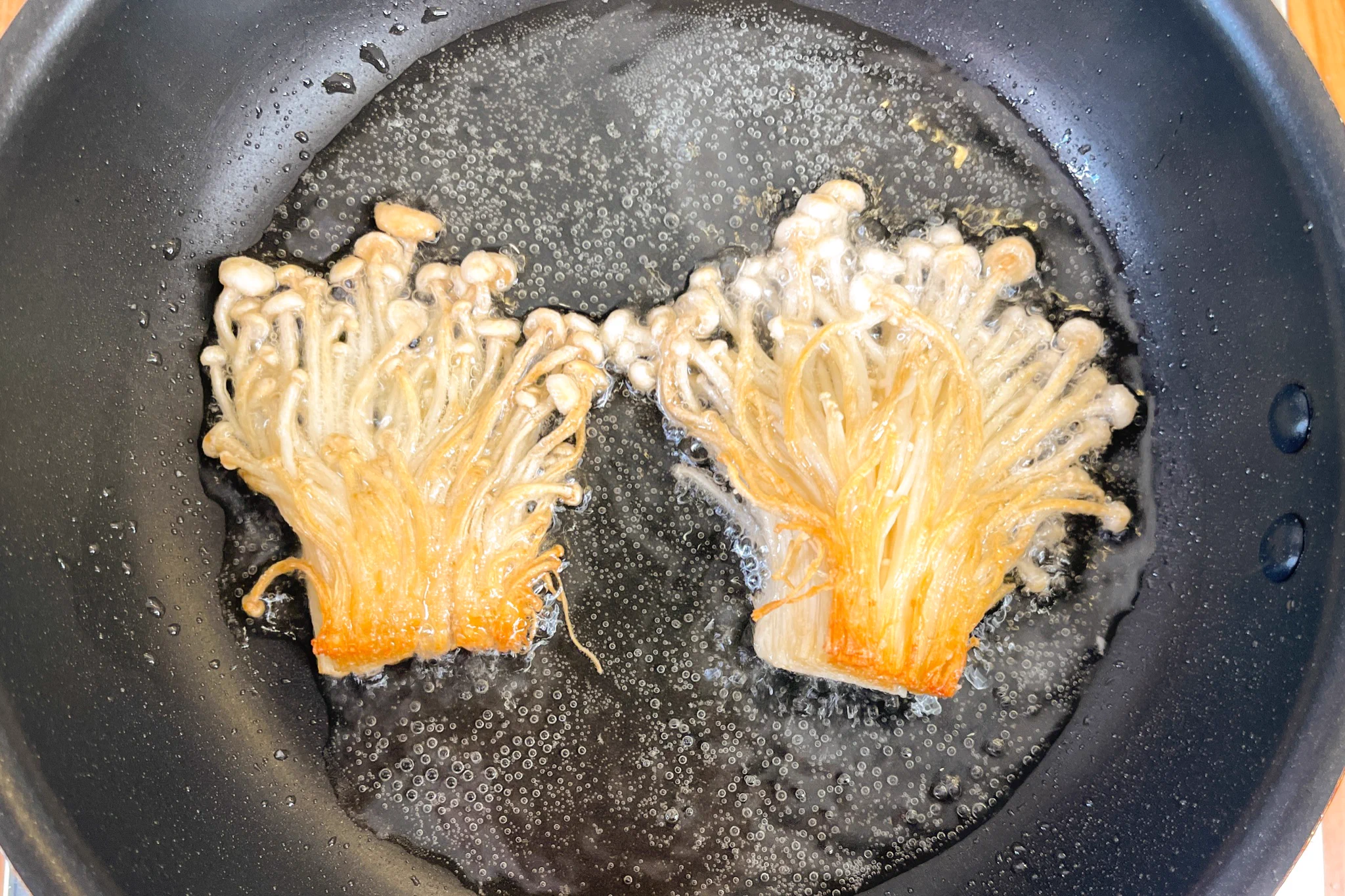 カリッと食感がたまらない！えのきの塩からあげ。