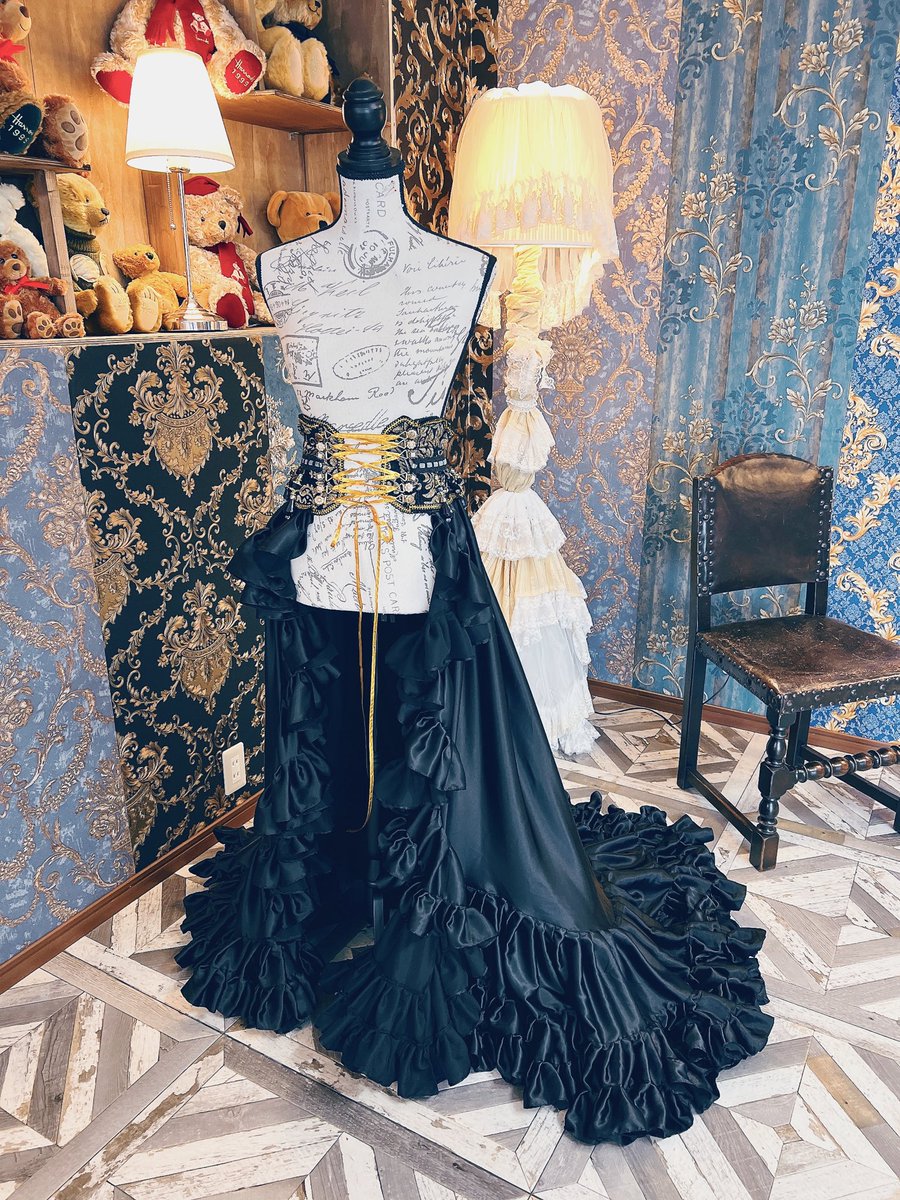 キッズ用のオーバードレスだけど細身低身長なモデルさんだったら着れそう ゴシ シロ Shir0xxx 11 3 9展示 東京のイラスト キッズ用のオーバードレスだけど細身低身長なモデルさんだったら着れそう ゴシ シロ Shir0xxx 11 3 9展示 東京のイラスト