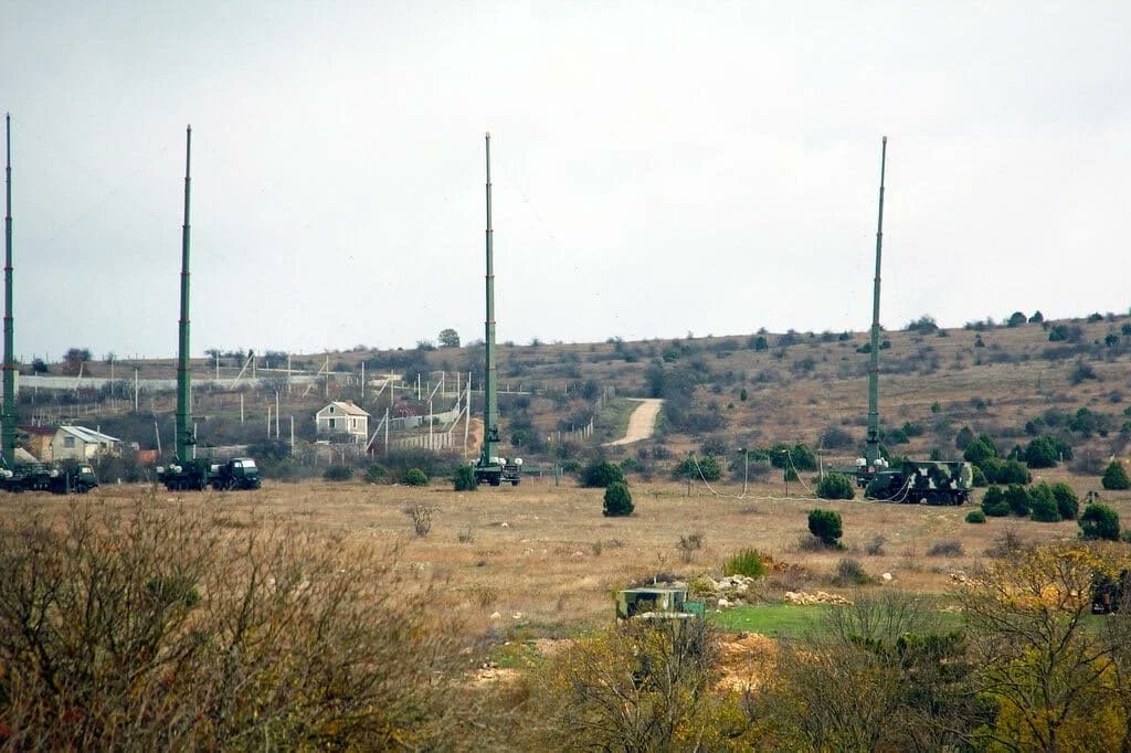 WARFOOTAGE2's tweet photo. Russian Murmansk-BN electronic warfare communications jamming system. Sevastopol, 44.5258830, 33.4653150.

#RussiaUkraineWar #war #warfootage #ukrainewar #ukraine #military #russia https://t.co/65321AKu8G