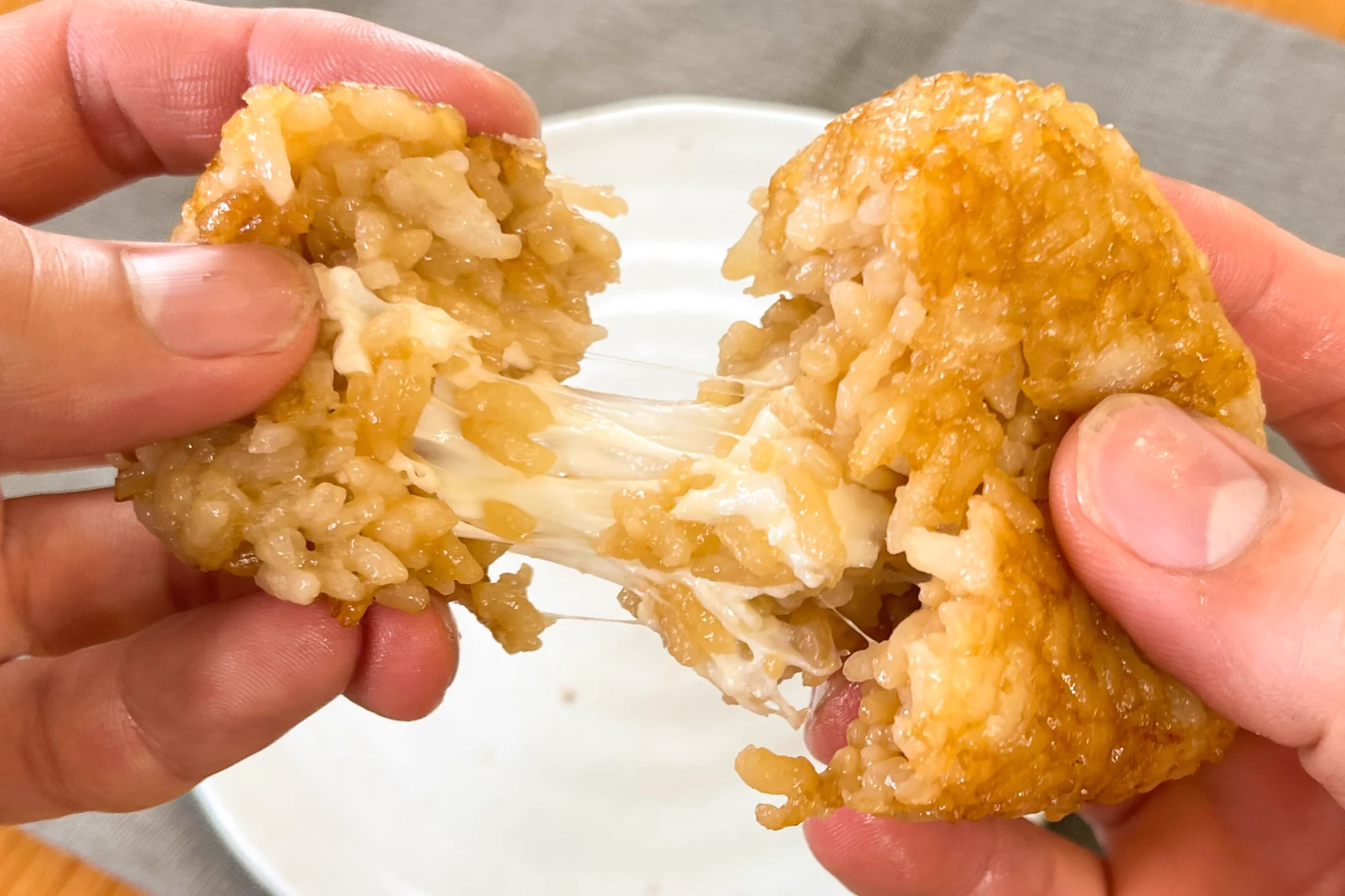 トースターで焼いて完成！とろーり伸びる「チーズイン焼きおにぎり」。
