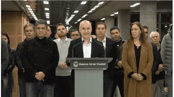 RCAcomuna5's tweet photo. Manga de canallas con cara de circunstancia despues  de organizar  una provocación mayúscula , le echan la culpa a los agraviados Amerita que se intervenga la ciudad por que son ¡un peligro para la paz social ! #NoVasASerPresidente https://t.co/3rYfkYvBI9